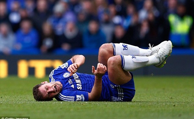 25E9078B00000578-2963490-Branislav_Ivanovic_screams_in_pain_after_being_fouled_by_Barnes_-a-23_1424566826572