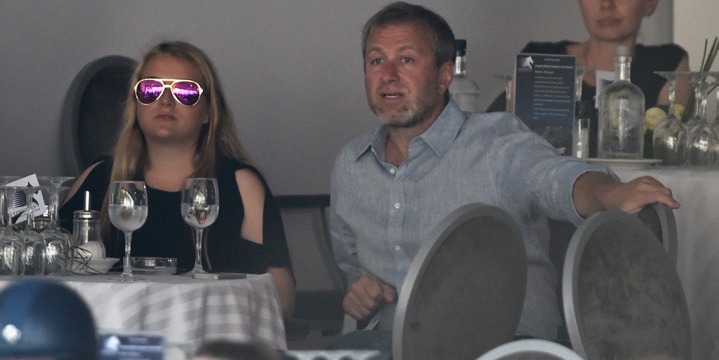 Roman Abramovich hands £450 tip to Turkish waiter