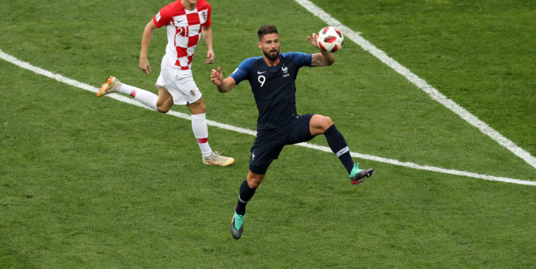 Giroud to extend stay at Chelsea