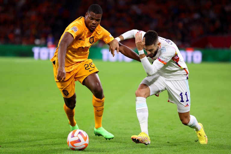 Denzel Dumfries in action for the Netherlands, relevant to the Dutch World Cup win discussed in Jorrel Hato Chelsea analysis