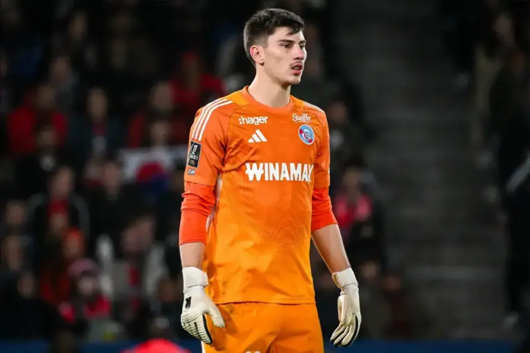 Chelsea board divided over player who could solve goalkeeper problem