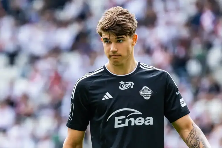 Chelsea reportedly interested in signing Tottenham Hotspur centre-back