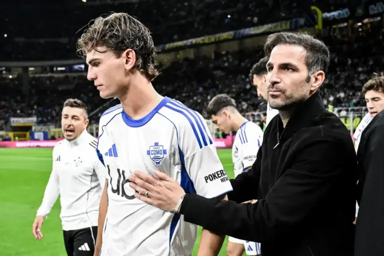 Cesc Fàbregas Chelsea contract clause: Cesc Fàbregas as Como manager on the touchline with Nico Paz