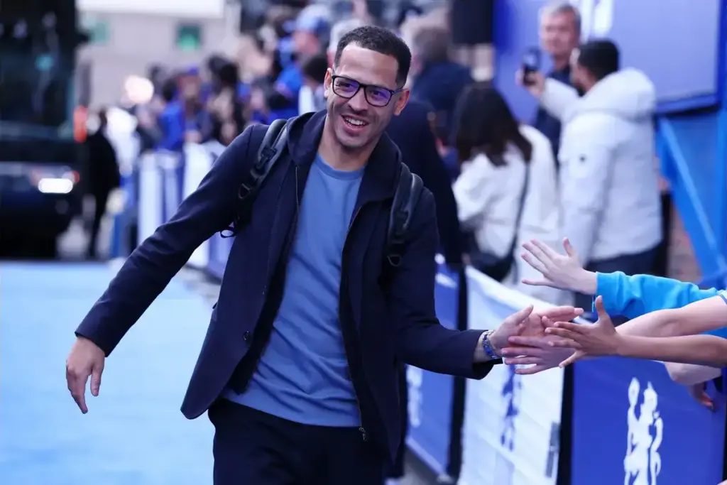 Chelsea fans unhappy with Liam Rosenior’s decision vs Man City