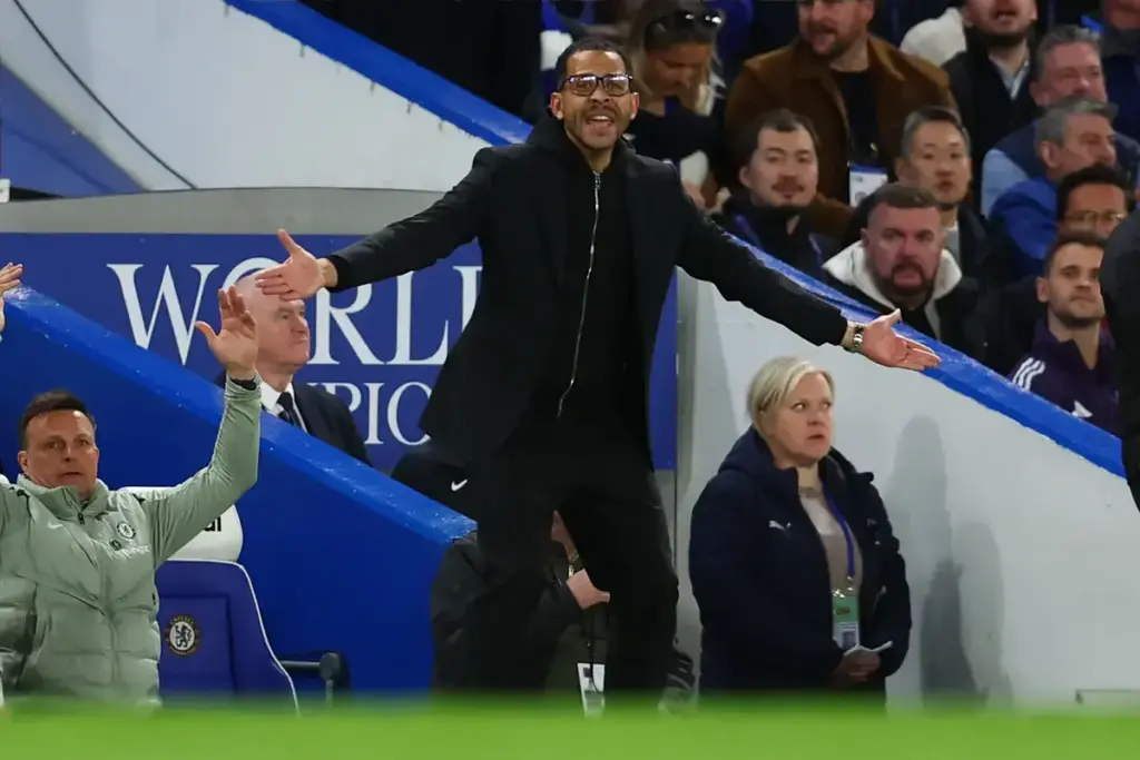 Chelsea fans unhappy with baffling Liam Rosenior decision vs Man Utd