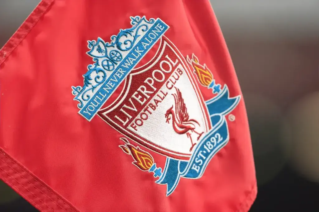 Chelsea hold talks and weighing up offer for Liverpool player