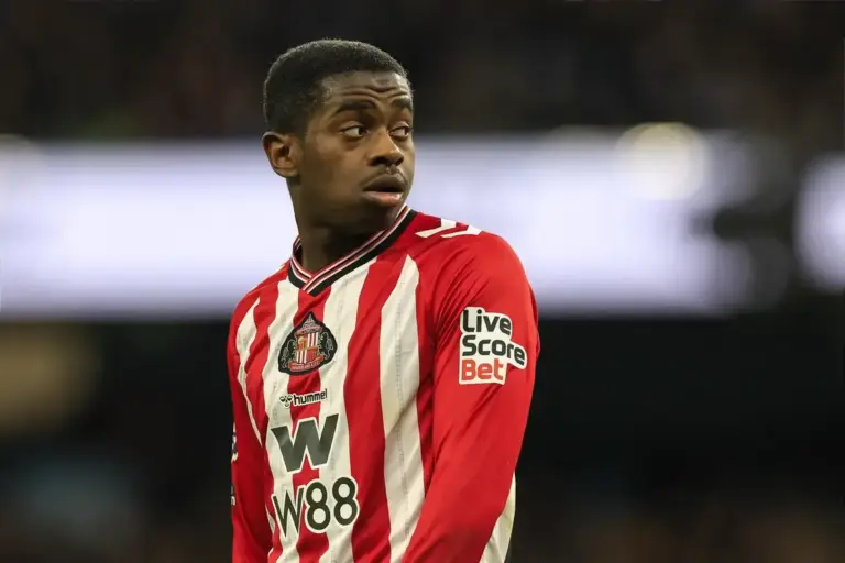 Chelsea hold fresh talks to sign Sunderland midfielder