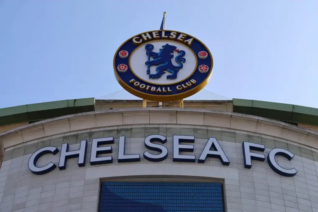 Chelsea in talks with world-class centre-back over contract