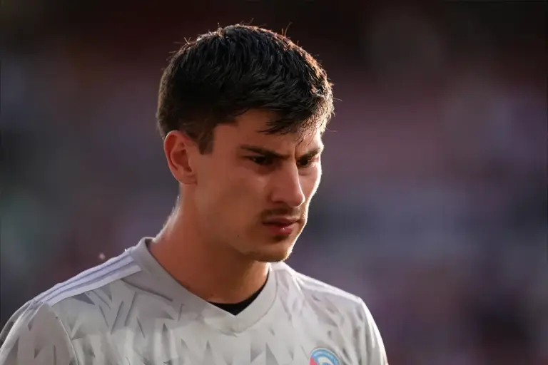 Mike Penders Return Forces Chelsea Mike Maignan Transfer Test