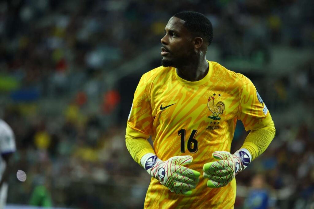 Mike Maignan in action for France amid Chelsea goalkeeper transfer interest