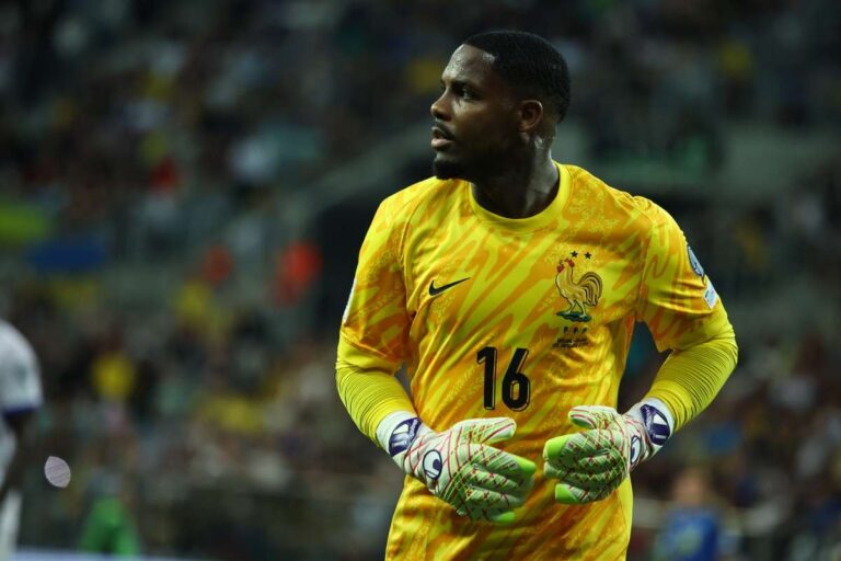 Mike Maignan in action for France amid Chelsea goalkeeper transfer interest