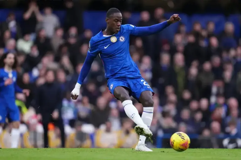 Chelsea defender set for medical ahead of £30m exit