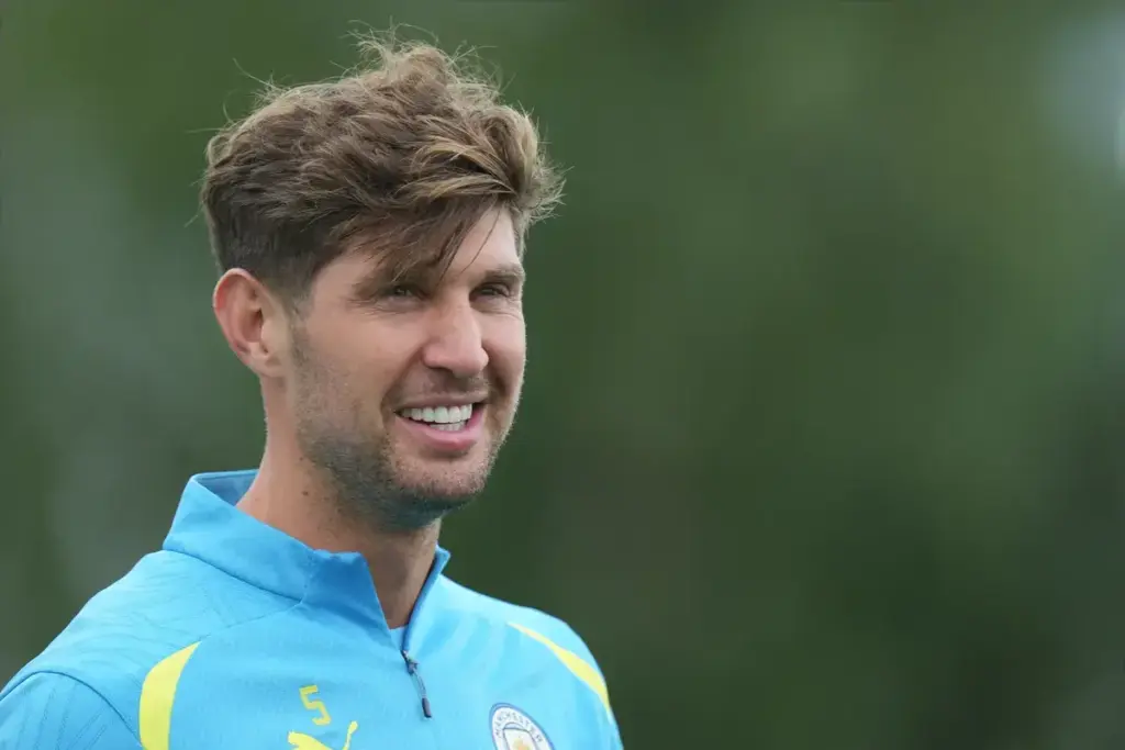 Chelsea consider signing former Manchester City defender