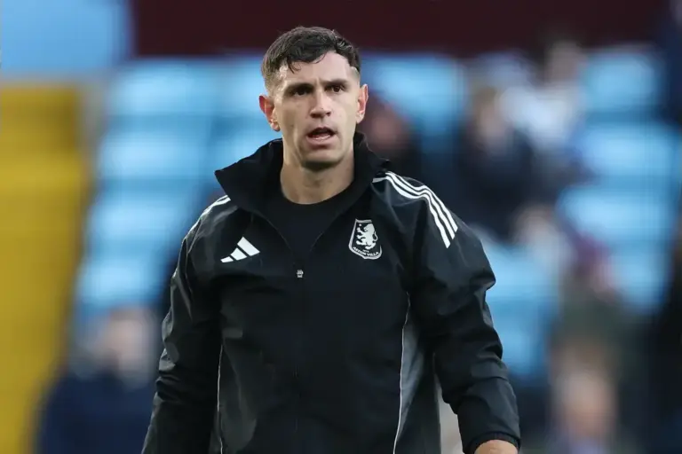 Emi Martinez undergoes Chelsea medical as contract details emerge